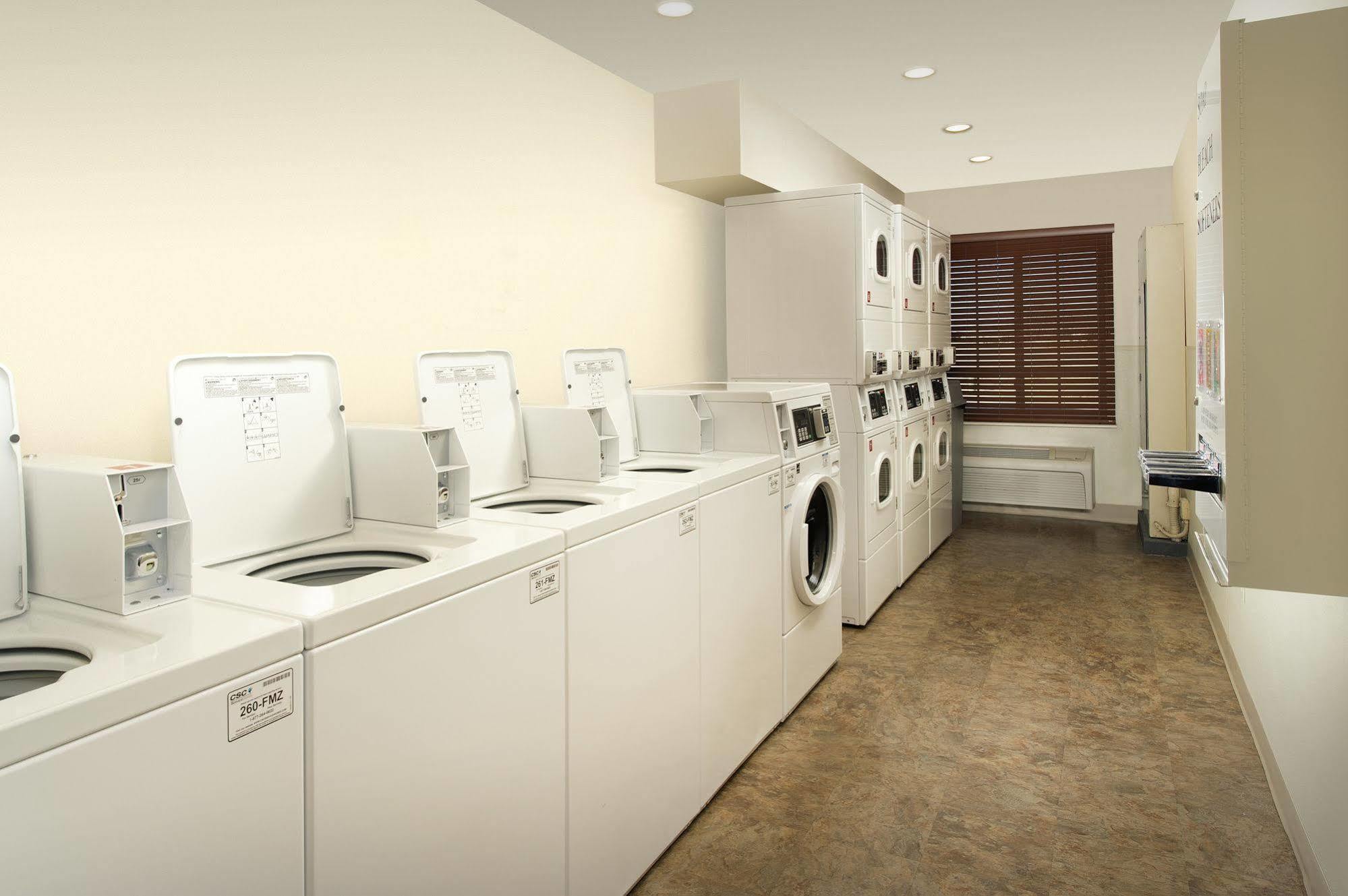 Extended Stay America Select Suites - Wichita - Airport ภายนอก รูปภาพ